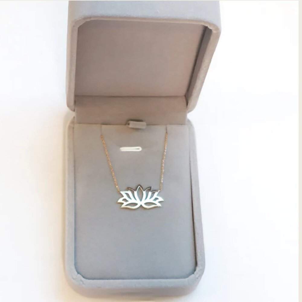 18k Gold Flower Necklace - Picture 2 of 8